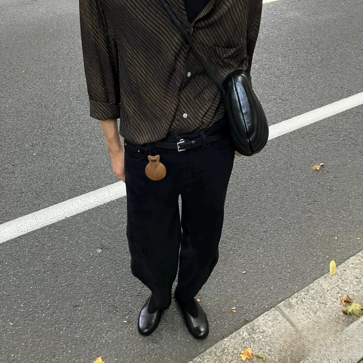 Umber wave-stripe fluid shirt — street styling with crossbody bag