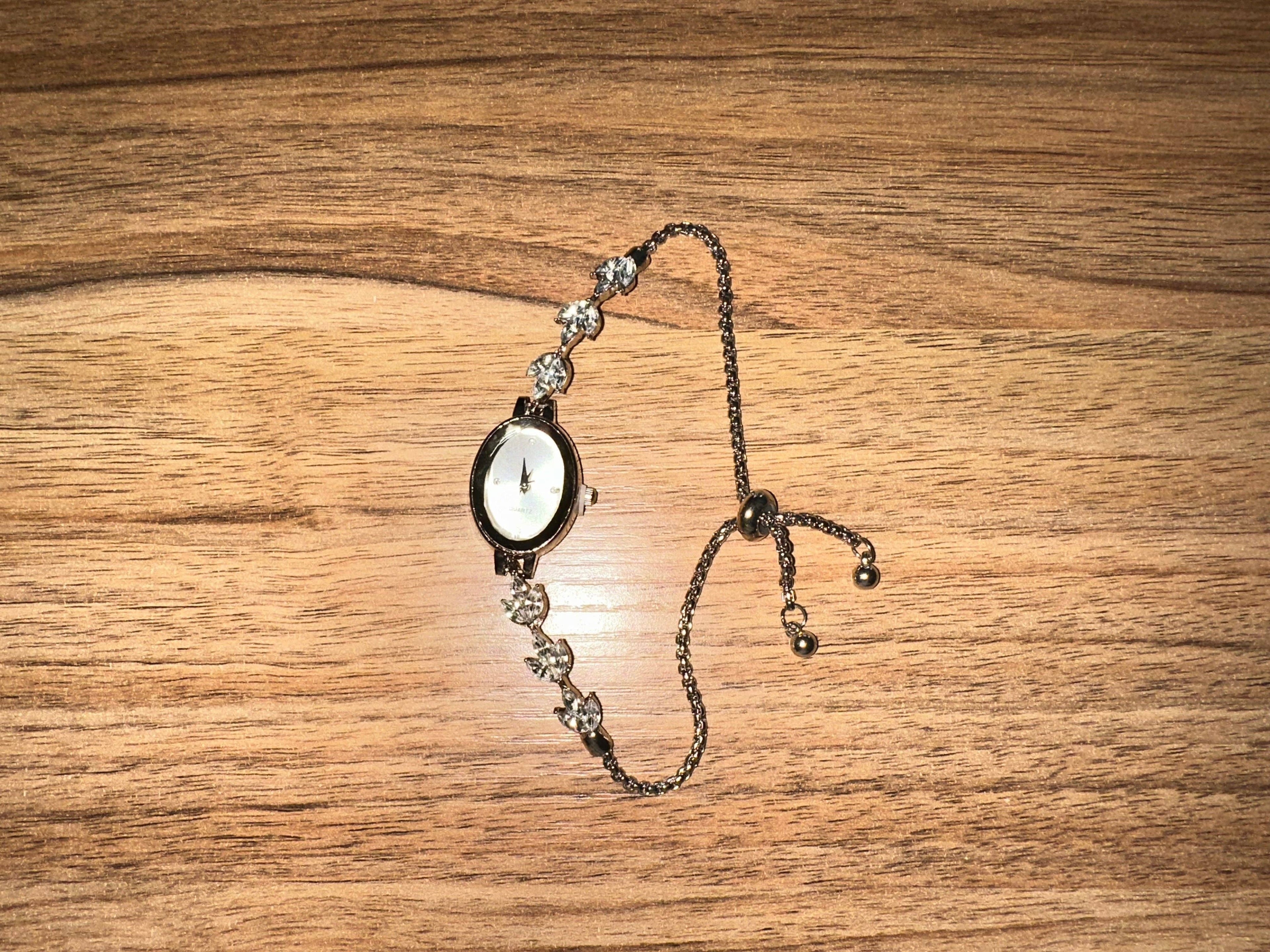 Elegant Silver Quartz Bracelet Watch