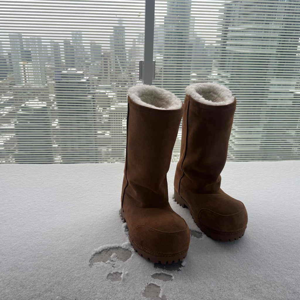 Brown suede boots with white fur lining #winterboots #cozy