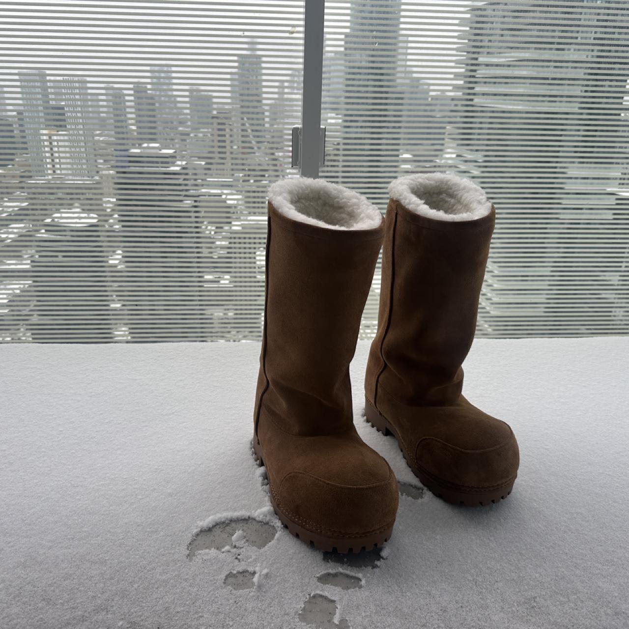 Brown suede boots with white fur lining #winterboots #cozy