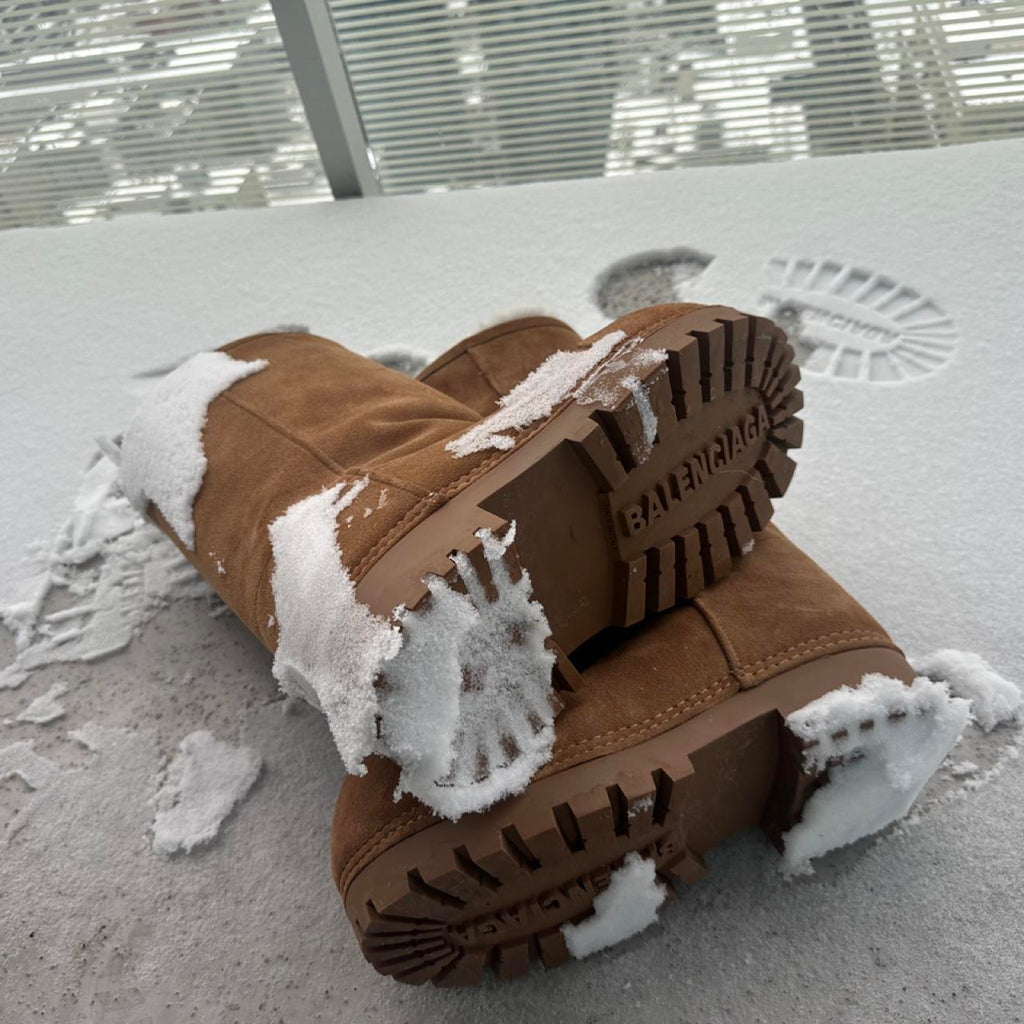 Brown suede boots with white fur lining #winterboots #cozy
