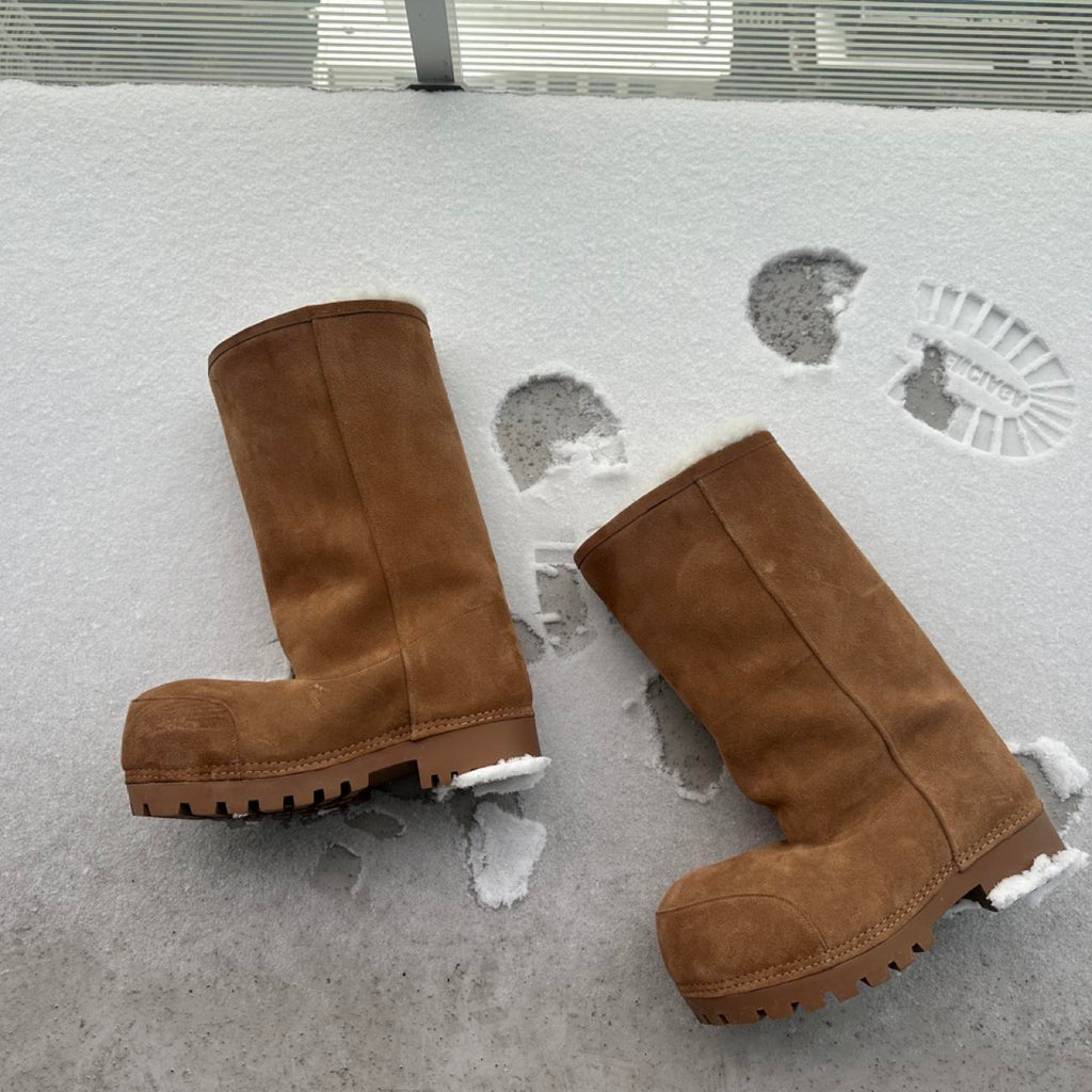Brown suede boots with white fur lining #winterboots #cozy