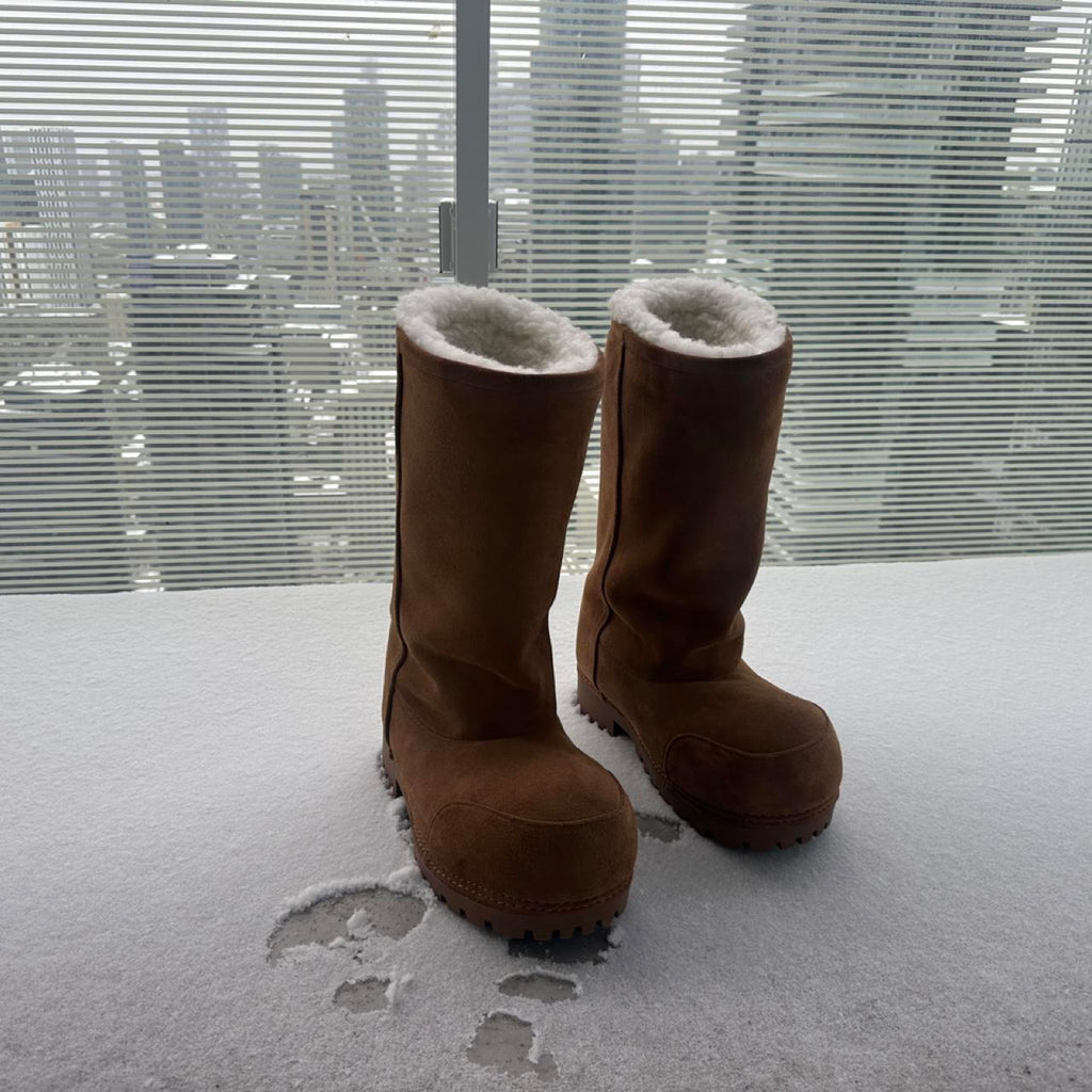 Brown suede boots with white fur lining #winterboots #cozy