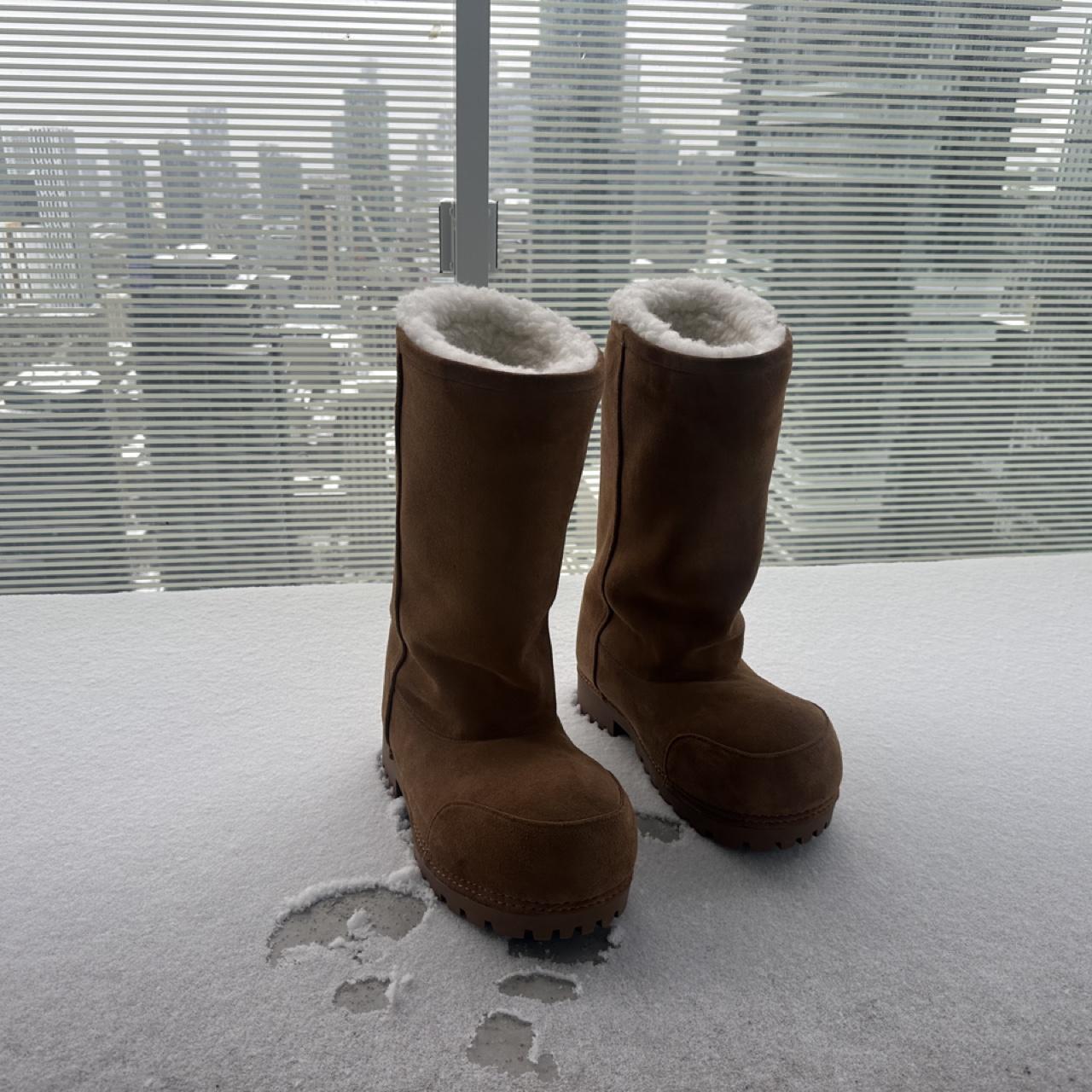 Brown suede boots with white fur lining #winterboots #cozy
