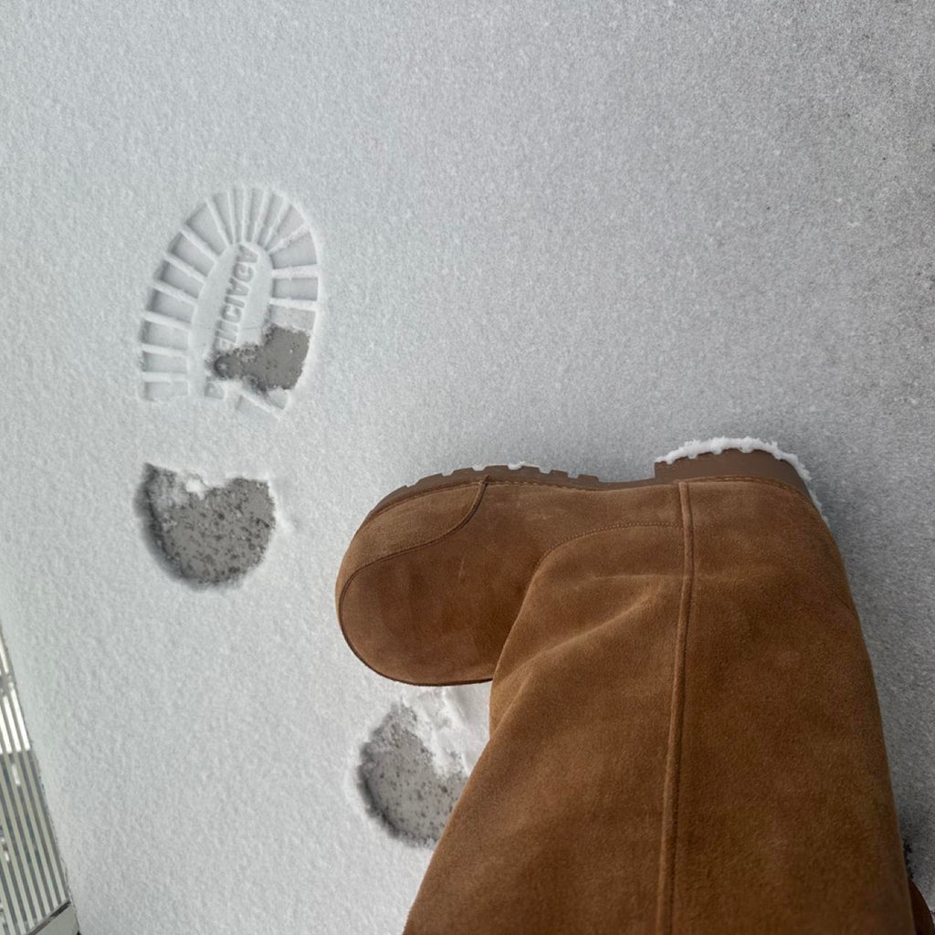 Brown suede boots with white fur lining #winterboots #cozy